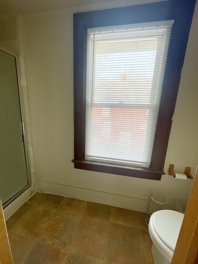 Building Photo - 926 Sylvan Ave