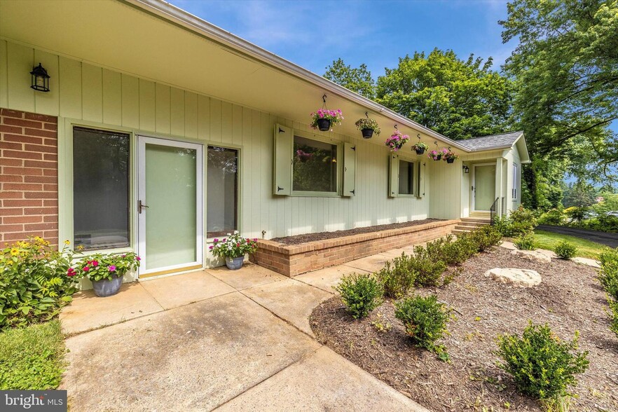 Building Photo - 6023 Jefferson Blvd