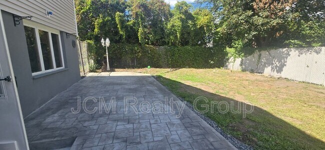 Building Photo - 120 Savage St