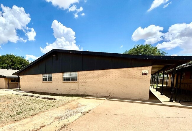 Building Photo - Unbelievable location! Available Today!