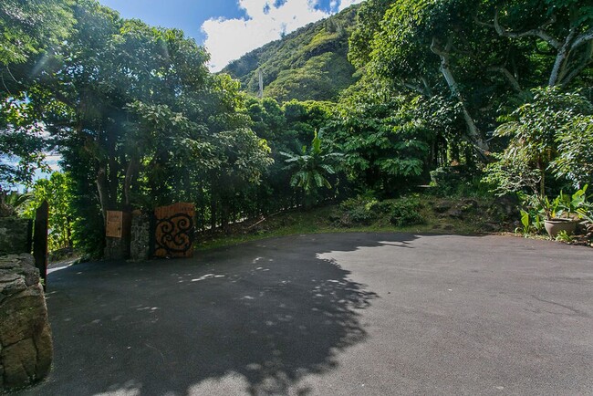 Building Photo - Rare Manoa retreat