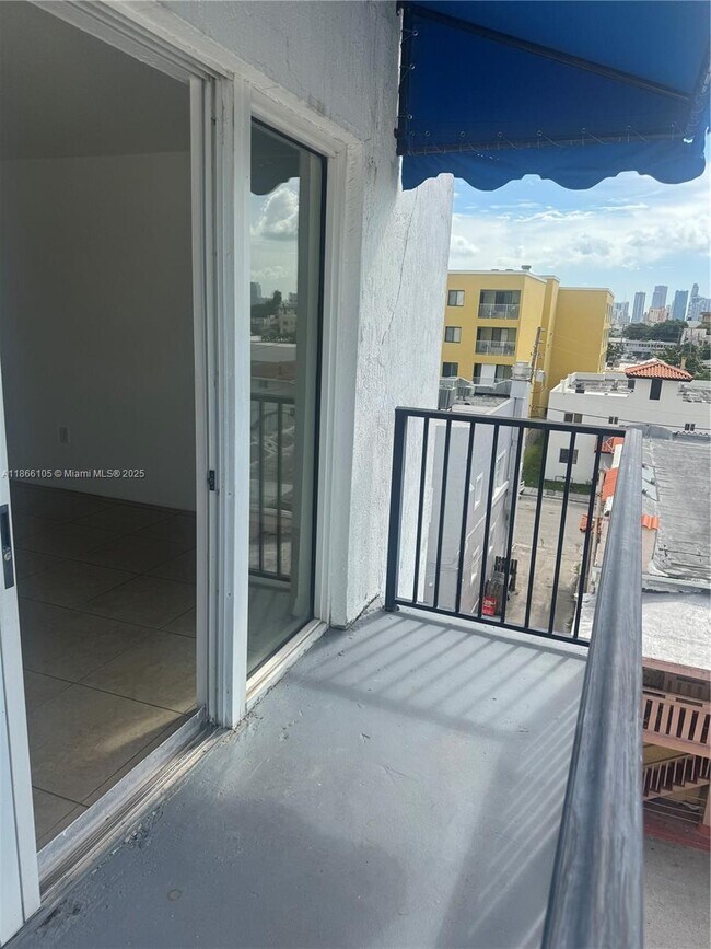 Building Photo - 2120 W Flagler St