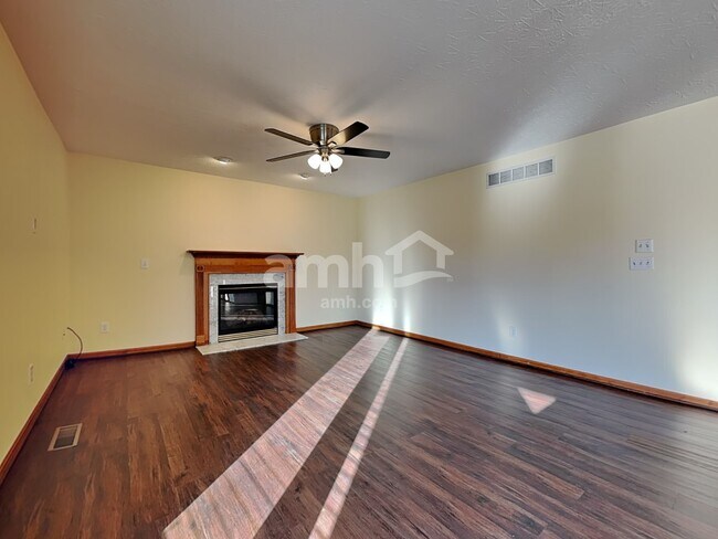 Building Photo - 6088 Lakewood Dr