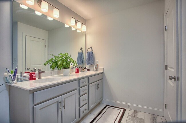 Building Photo - 3 bedroom townhome