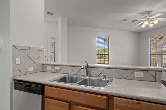 Building Photo - 9201 Brodie Ln
