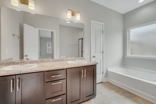 Building Photo - 486 Thorp Circle