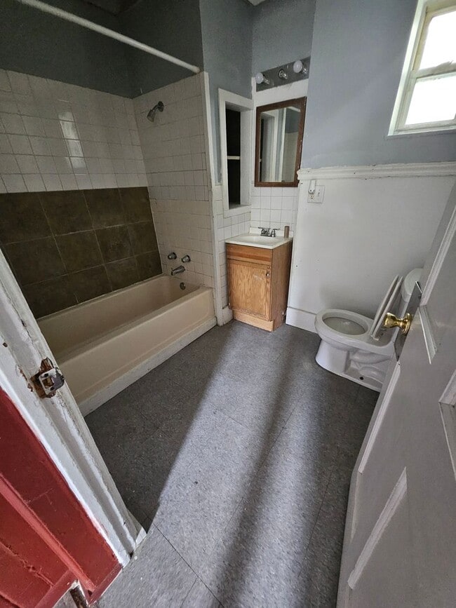 Building Photo - Lower 2 bedroom unit