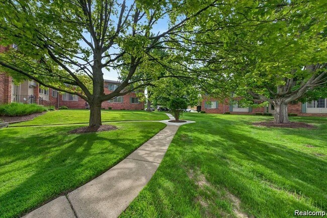 Building Photo - 454 Romeo Rd