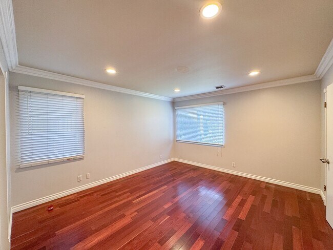 Building Photo - 3Bd 2Ba House in Hawthorne w/backyard 2 car garage