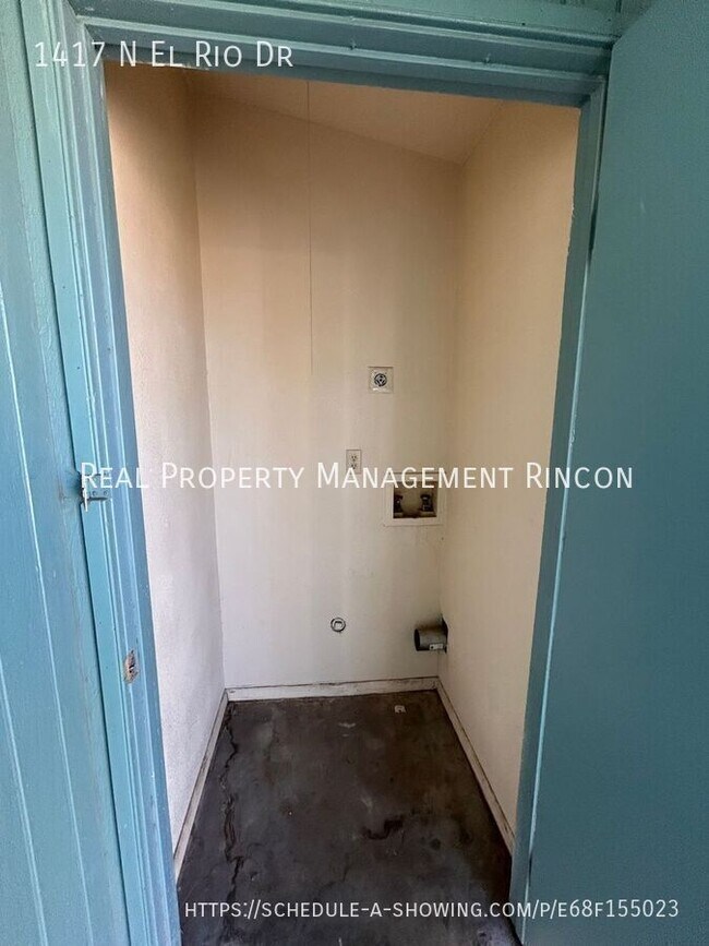 Building Photo - 1417 N El Rio Dr