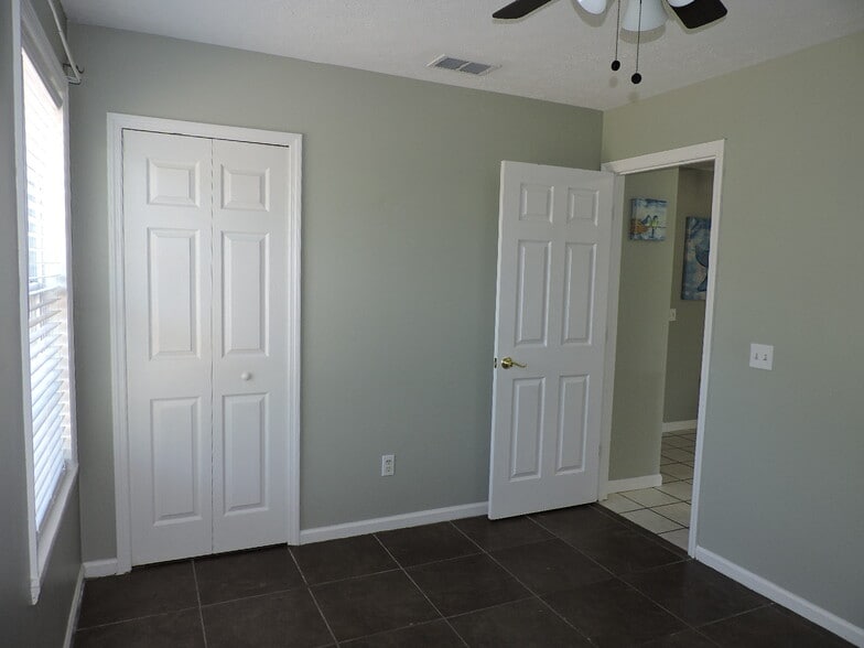 Building Photo - 5931 Pinetree Ave