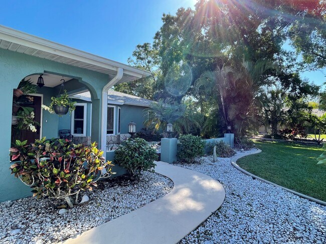 Building Photo - 2227 Pineland Dr