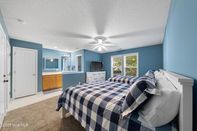 Building Photo - 3350 Club Villas Dr