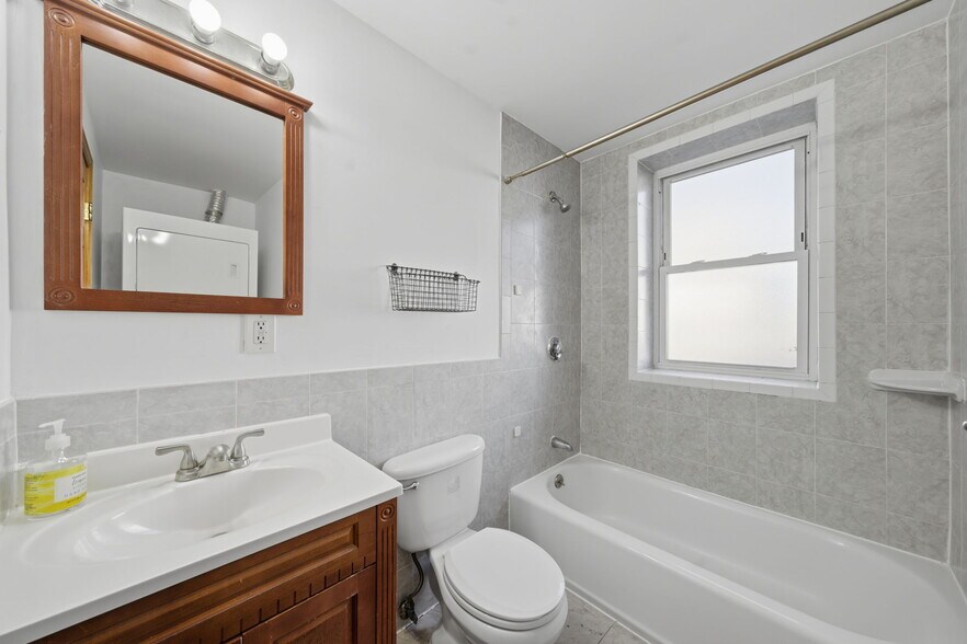 Building Photo - 70 Empire St