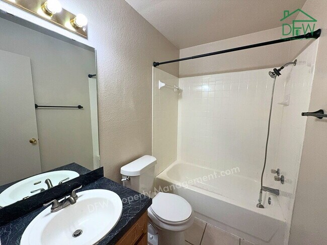 Building Photo - 2-Bed, 1.5-Bath Two-Story Townhome in Killeen