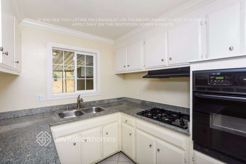 Building Photo - 274 Redwing St