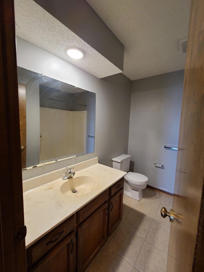 Building Photo - 2 Bedroom 1.5 Bath Townhome
