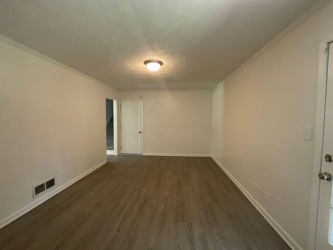Building Photo - 545 Navarre Dr