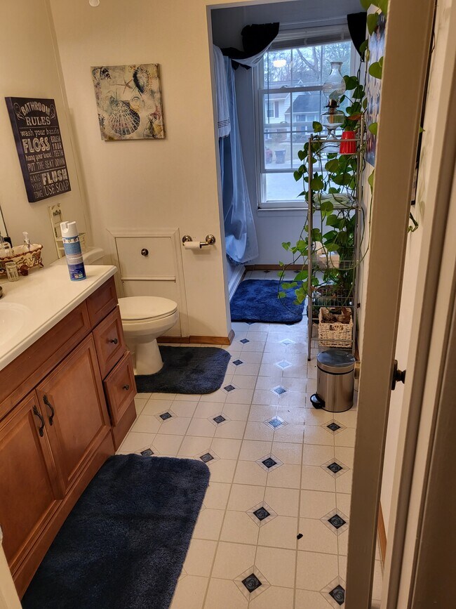 Shared bathroom - 2201 Elgin Ct