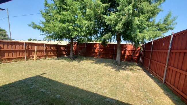 Building Photo - Spacious Four Bedroom