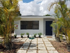 Building Photo - 1223 NE 18th Ave