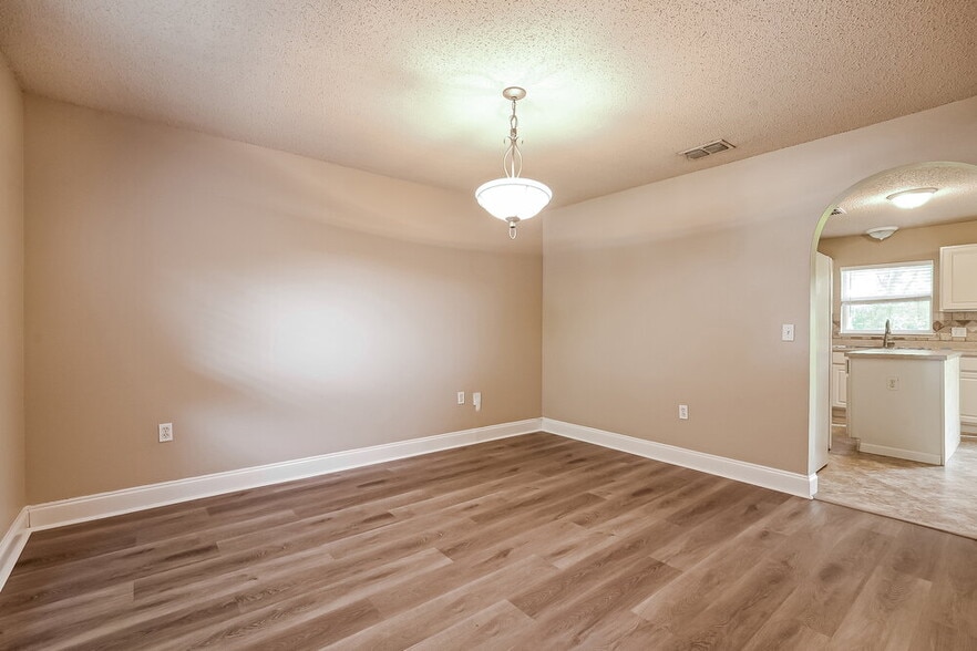 Building Photo - 4785 Willamette Cir