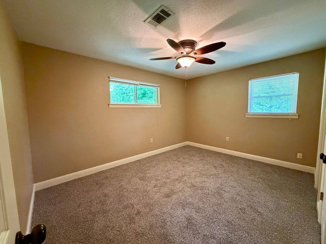 Building Photo - 106 Hickory Dr