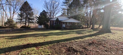 Building Photo - 3 bedroom brock rancher with covered porch