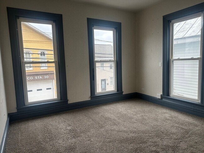 Building Photo - 152 W Main Ave