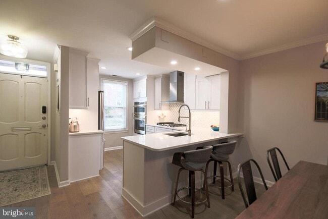 Building Photo - 332 S Alfred St