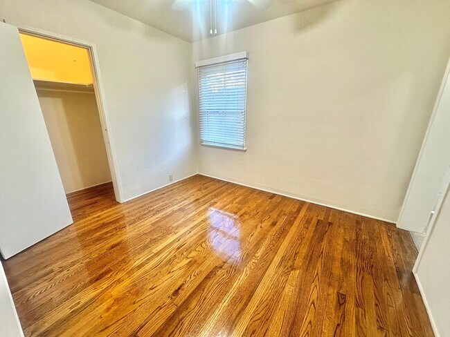 Building Photo - Charming 2-Bedroom Home with Hardwood Floors & Fireplace Near the Traffic Circle