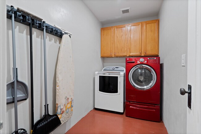 Building Photo - 3816 E Lee St