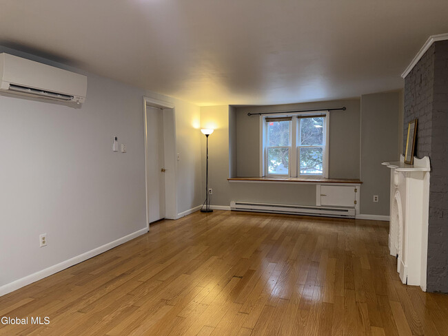 Building Photo - 52 Elm St