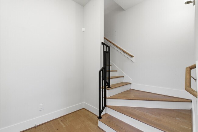 Building Photo - 1236 W 21st St