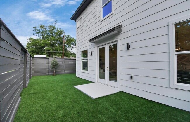 Building Photo - 6555 Sealey St