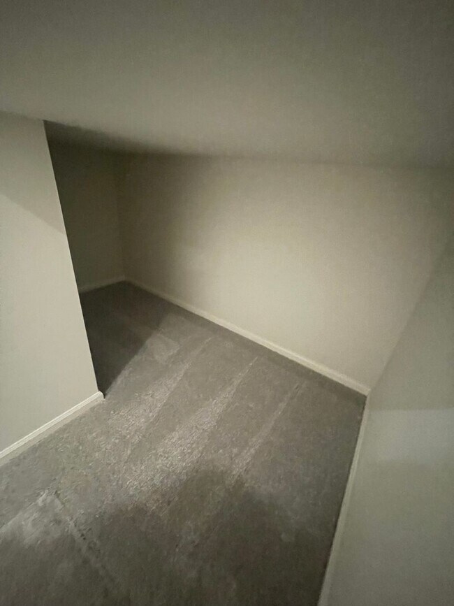 Building Photo - 4 bedrooms + BONUS ROOM And 2.5 baths Tumw...