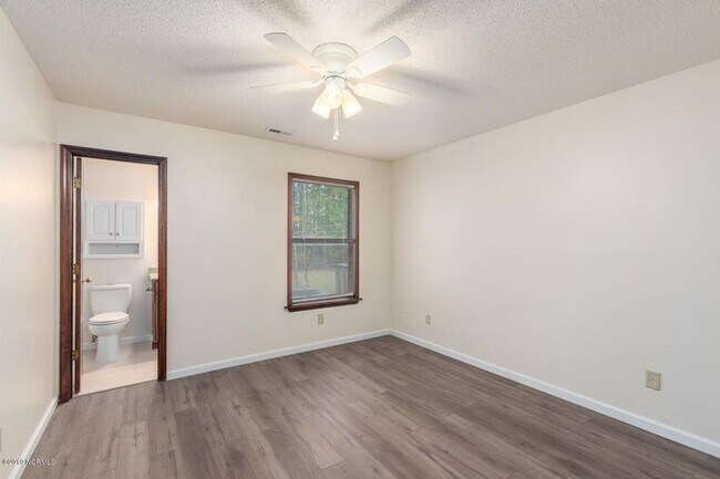 Building Photo - 2 Bedroom, 2 Bathroom Home