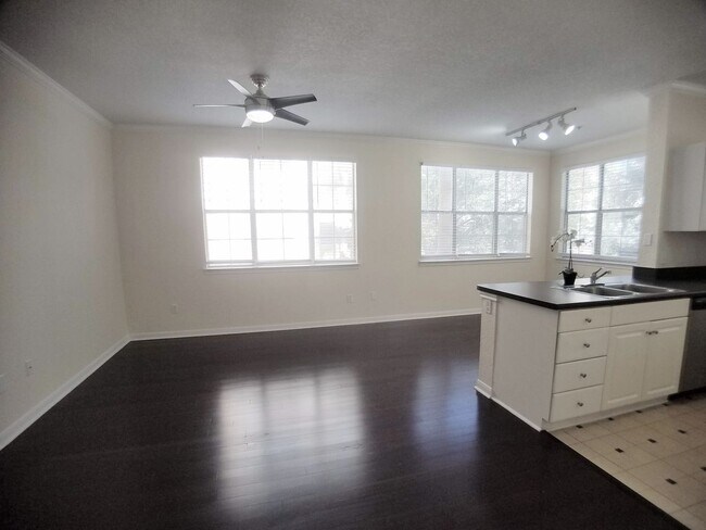 Building Photo - City View Wood Floor Updated Kitchen  2/2 ...