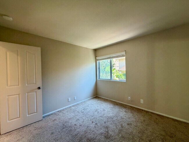 Building Photo - Spacious Five Bedroom in Rancho Del Oro