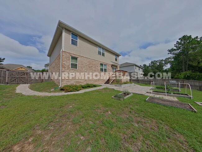 Building Photo - Spacious 5-Bedroom Home with Flexible Livi...