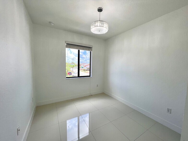 Building Photo - 492 SW 91st Pl