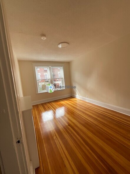 Building Photo - 6 Barrows St