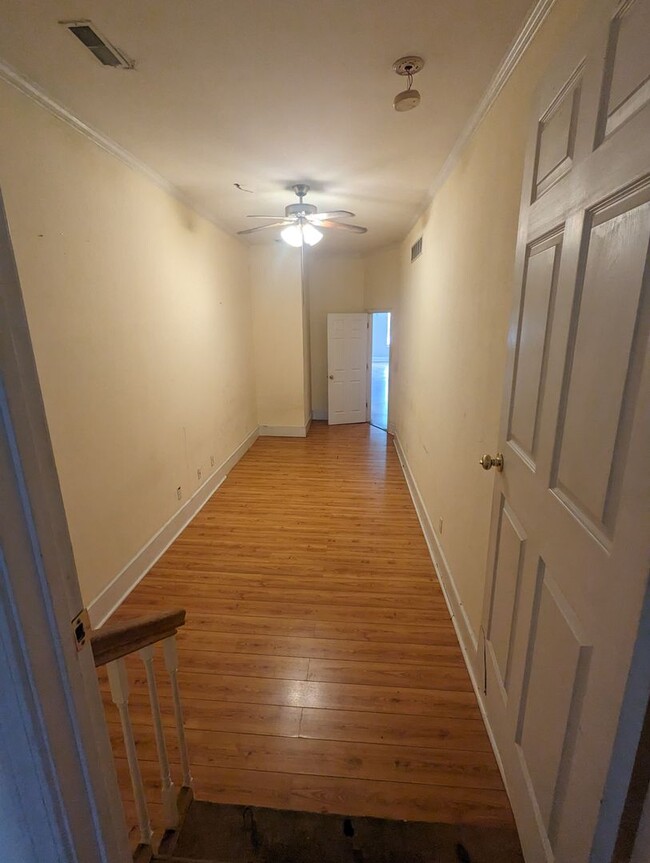 Building Photo - Huge Two+ Bedroom/Two Full Bath Apartment ...