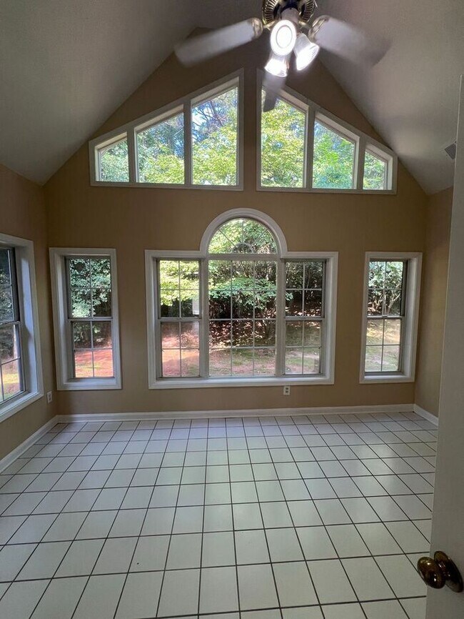 Building Photo - Gorgeous Ranch 4 bedroom 2 bath home in Lawrenceville