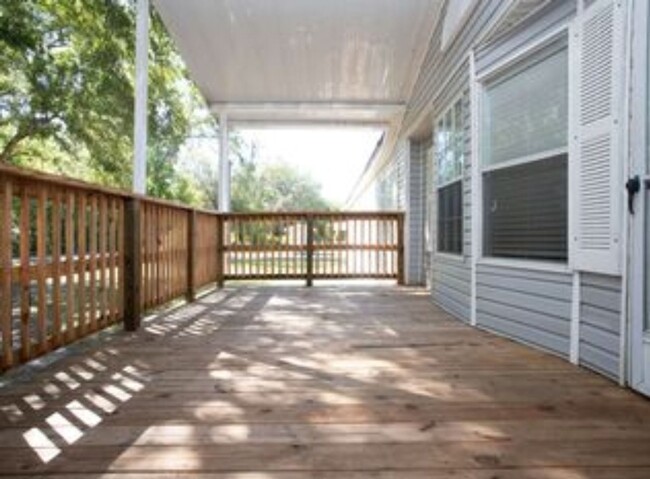 Building Photo - Country living charmer!