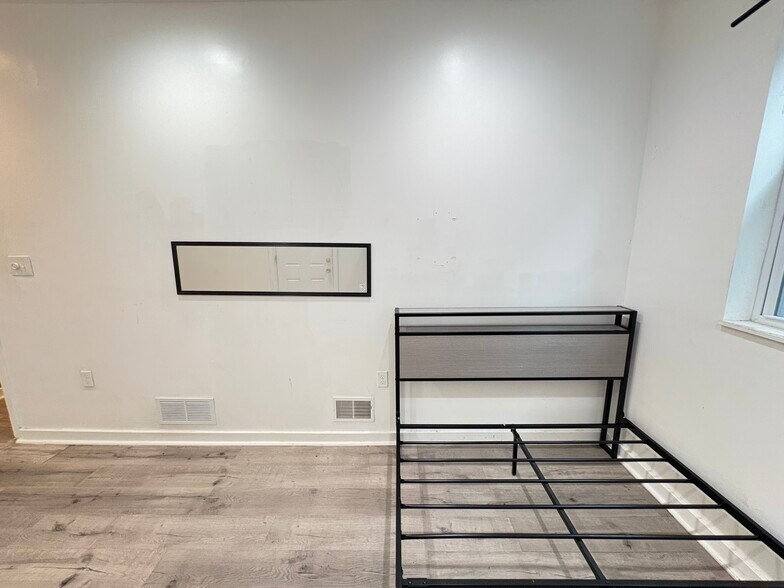 Building Photo - 5807 Hobart St