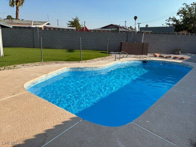 Building Photo - 6121 Granada Cir