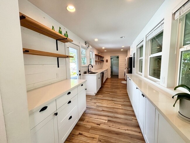 Building Photo - Available Now! 3 BED, 2 BATH HOME w/ UTILI...