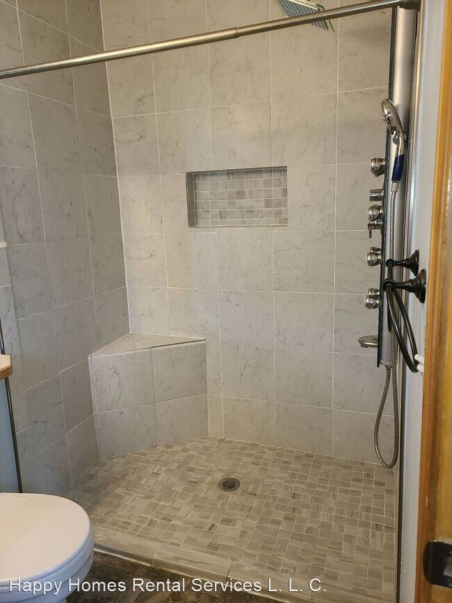 Building Photo - 3 br, 2 bath House - 220 W. Comanche Street