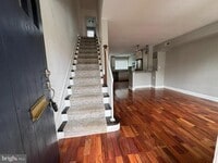 Building Photo - 814 S Oak St